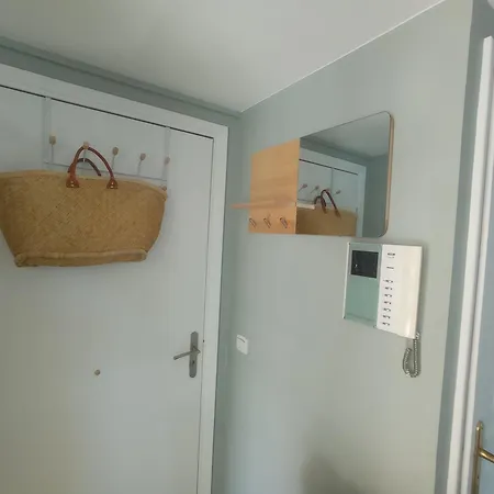 Bel En Bord De Avec Piscine Lagon Et Jardin, En Résidence Sécuriséee