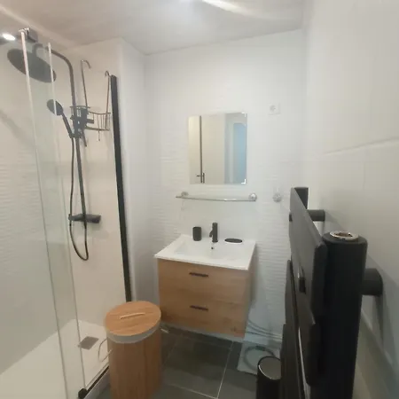 Bel En Bord De Avec Piscine Lagon Et Jardin, En Résidence Sécuriséee