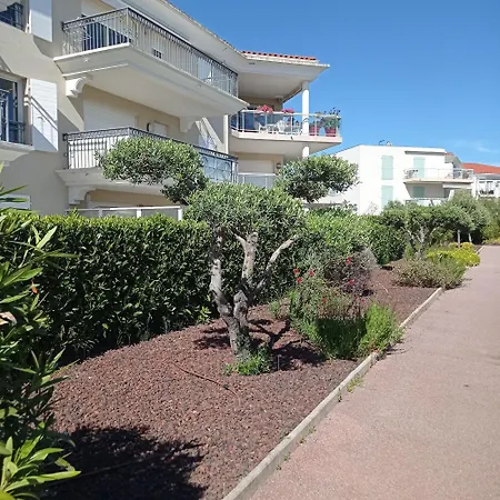 Bel En Bord De Avec Piscine Lagon Et Jardin, En Résidence Sécuriséee Antibes
