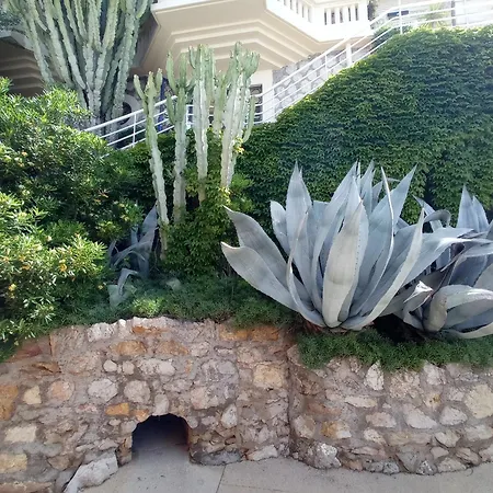 Bel En Bord De Avec Piscine Lagon Et Jardin, En Résidence Sécuriséee Antibes