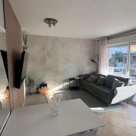 Bel En Bord De Avec Piscine Lagon Et Jardin, En Securisee * أنتيب