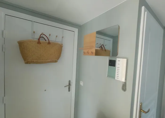 Bel En Bord De Avec Piscine Lagon Et Jardin, En Securisee